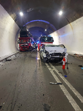 Ancona – Frontale in galleria tra bisarca ed auto, morto un 43enne